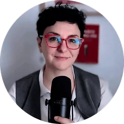 Valentina Vandilli sul palco con il microfono