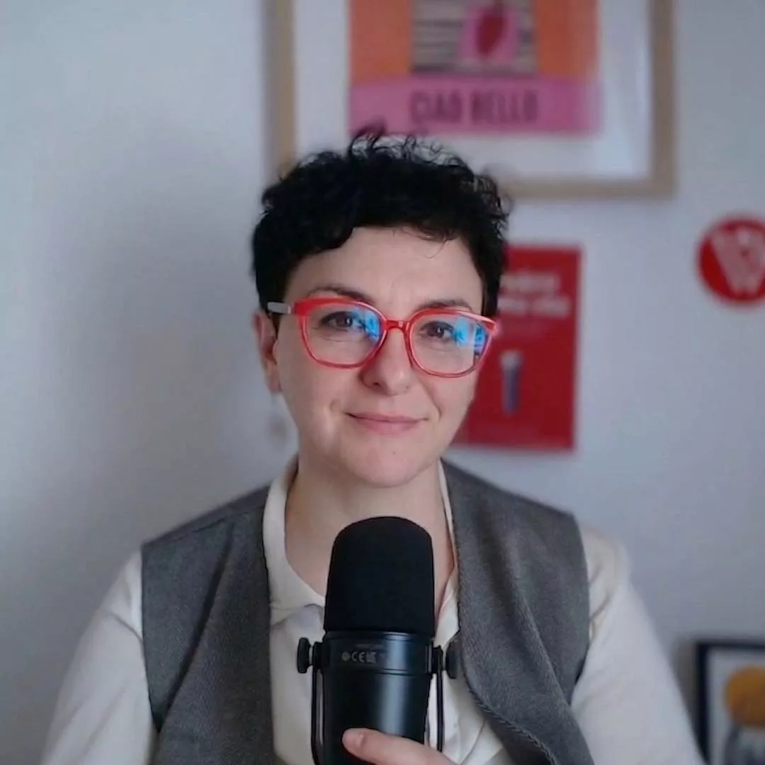 Valentina Vandilli nel suo studio mentre parla a un microfono